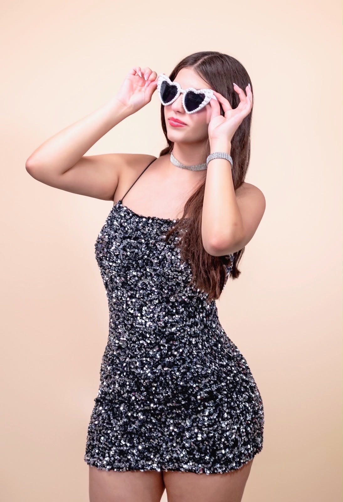 Karolina con vestido brillante y lentes de corazón